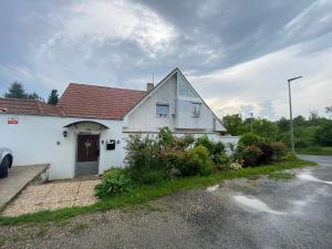una casa bianca con tetto rosso di Homestay U Hanky a Zdiby