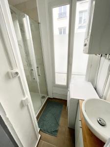 a bathroom with a shower and a sink at Charmant T2 cosy et lumineux proche métro in Pantin