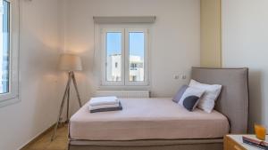 a bed in a room with a window at Villa Marisol in Pollonia
