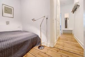 sypialnia z łóżkiem i lampką na drewnianej podłodze w obiekcie Wunderschöne 3 Zimmer Wohnung! w mieście Hamburg