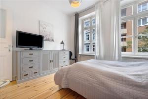 ハンブルクにあるWunderschöne 3 Zimmer Wohnung!のベッドルーム(ベッド1台、薄型テレビ付)
