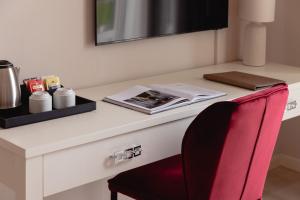scrivania con sedia rossa in camera d'albergo di Prato dei Miracoli Residenza d'Epoca a Pisa
