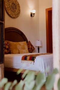 Postel nebo postele na pokoji v ubytování Hacienda San Nicolas de las Fuentes