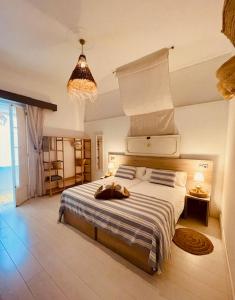 1 dormitorio con 1 cama grande en una habitación en Casal d'Artà by Baudot 1926 - Adults Only, en Artà