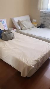 Katil atau katil-katil dalam bilik di Sai