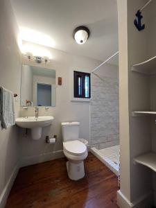ein Bad mit einem WC und einem Waschbecken in der Unterkunft Mira mar Hotel y Restaurante in Roatán