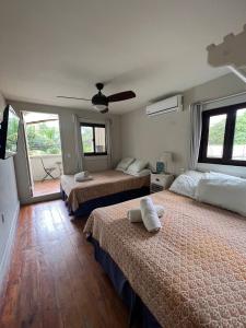 a bedroom with two beds and a ceiling fan at Mira mar Hotel y Restaurante in Roatan