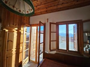 カルロヴァシにあるPlatanian traditional houseの窓2つ、景色を望むバルコニーが備わる客室です。