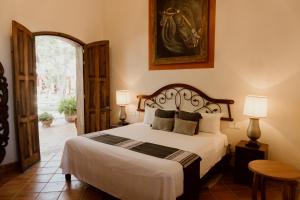 Postel nebo postele na pokoji v ubytování Hacienda San Nicolas de las Fuentes