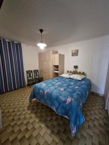 Les Sables VignierにあるAppartement les pieds dans l eauのベッドルーム1室(大型ベッド1台、青い掛け布団付)