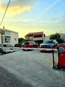 dwa samochody są zaparkowane na parkingu w obiekcie La Harmony Jacuzzi Apartments with Garden w Splicie