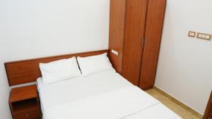 Postel nebo postele na pokoji v ubytování Neom's Golden Gate
