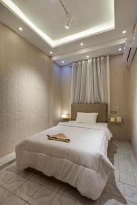 1 dormitorio con 1 cama blanca grande en una habitación en Alex Inn en Alexandria