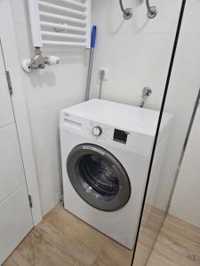 uma máquina de lavar e secar roupa num pequeno quarto em Apartman Lena em Doboj