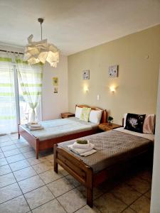 Postel nebo postele na pokoji v ubytování Aegli Hotel Studios