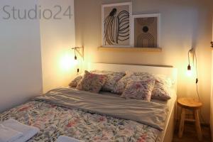 Tempat tidur dalam kamar di Apartament Studio 24