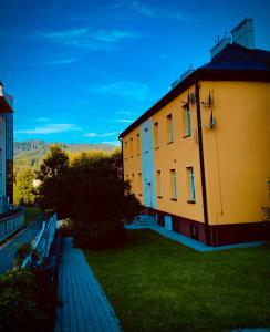 Budova, v ktorej sa apartmán nachádza + 14 fotografií