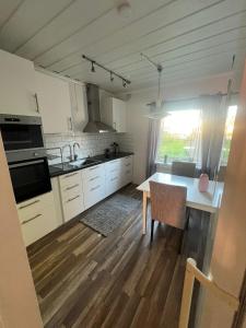 Kuchyň nebo kuchyňský kout v ubytování Lägenheter i Luleå