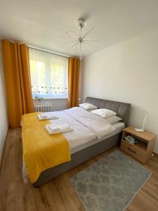 Ένα ή περισσότερα κρεβάτια σε δωμάτιο στο Apartament Osiedle Kmiecie