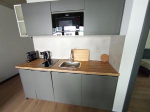 Kuchyň nebo kuchyňský kout v ubytování APARTAMENTY PIASKOWE BŁĘKITNA