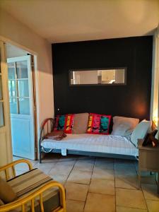 a living room with a couch with colorful pillows on it at chez Maticouli in Gaillac