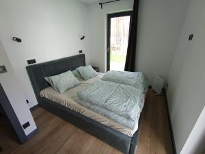 Postel nebo postele na pokoji v ubytování APARTAMENTY PIASKOWE BŁĘKITNA