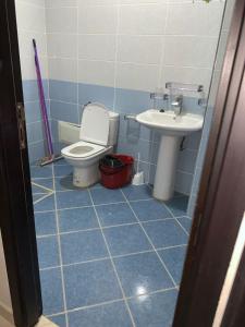 y baño con aseo y lavamanos. en Apartments Palace Rif Al Hoceima, en Alhucemas