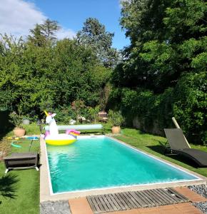 a swimming pool with a float in a backyard at chez Maticouli in Gaillac