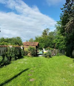 a yard with a house and a fence at chez Maticouli in Gaillac