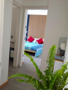 1 dormitorio con 1 cama con almohadas rojas en Cà Maurizio Venezia en Marghera