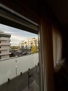 un balcón con vistas a un aparcamiento en Apartament ASB Oradea, en Oradea