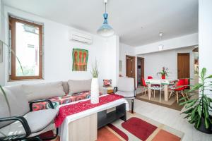 un soggiorno con divano e tavolo di Bulrock Residance a Sofia