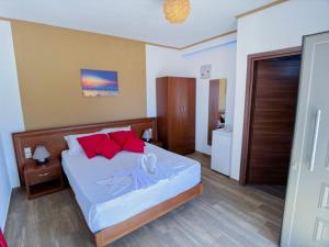 una camera da letto con un letto con due cigni sopra di Beautiful Life Rooms with Sea View - Next to Elafonisi Beach a Elafonisi