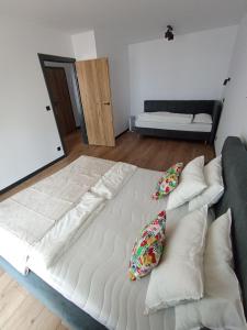 Postel nebo postele na pokoji v ubytování APARTAMENTY PIASKOWE BŁĘKITNA