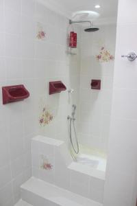 ein weißes Badezimmer mit Dusche und Toilette in der Unterkunft Apartamento junto al Mar en Centro Histórico . in Cartagena de Indias