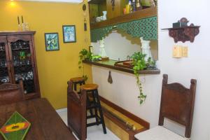 ein Esszimmer mit einem Tisch und einer Bar in der Unterkunft Apartamento junto al Mar en Centro Histórico . in Cartagena de Indias