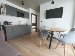 Kuchyň nebo kuchyňský kout v ubytování APARTAMENTY PIASKOWE BŁĘKITNA
