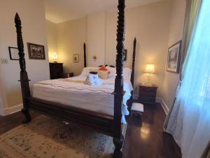 sypialnia z łóżkiem z baldachimem i lampką w obiekcie The Scotsman Inn w mieście Pictou