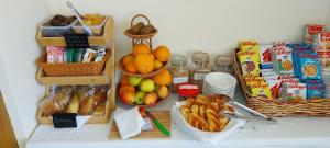 una mesa con cestas de fruta y otros aperitivos en Harbour View Bed & Breakfast, en Castletownbere