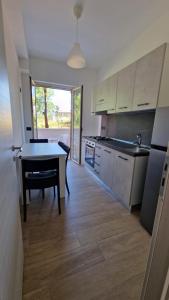 Una cocina con una mesa y un comedor. en Appartamenti Palinuro Isca, en Palinuro