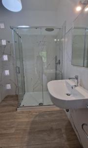 un baño con ducha y lavabo en Appartamenti Palinuro Isca, en Palinuro 11 fotos más