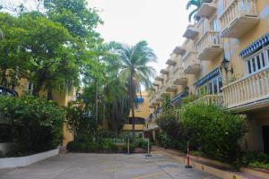 a street in front of a building with palm trees at Apartamento junto al Mar en Centro Histórico . in Cartagena de Indias