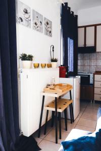ラリサにあるGk Suites-Constantin view , auto check-in 24hの小さなキッチン(テーブル、小さなテーブル、テーブル付)