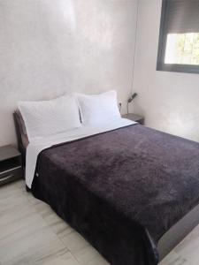 um quarto com uma cama grande num quarto em Hassan em Rabat