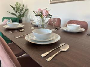 una mesa de madera con platos y cubiertos en Serene Ocean Side Apartment BTN en Brighton & Hove