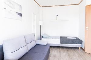 sala de estar con sofá y cama en Leśny Karwia - Pokoje 70m od Plaży en Karwia