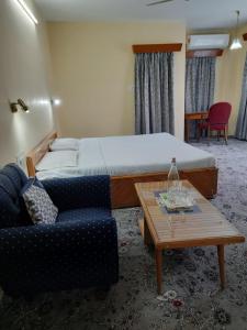 Ảnh trong thư viện ảnh của Family Floor at Riverside B&B ở Srinagar