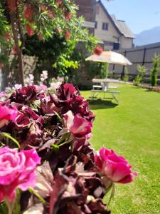 Ảnh trong thư viện ảnh của Family Floor at Riverside B&B ở Srinagar