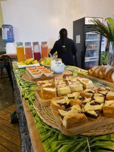 une table avec du fromage, du pain et d'autres aliments dans l'établissement Hotel Hotu Matua, à Hanga Roa