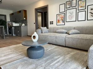 Posezení v ubytování Luxury Apartment In Lake View Residence New Cairo + 1 fotografie